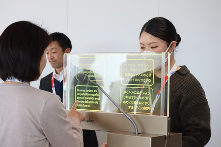 大阪・関西万博の案内所で多言語対応の研修を受ける会場スタッフ「ゲストサービスアテンダント」=20日午後、大阪市此花区