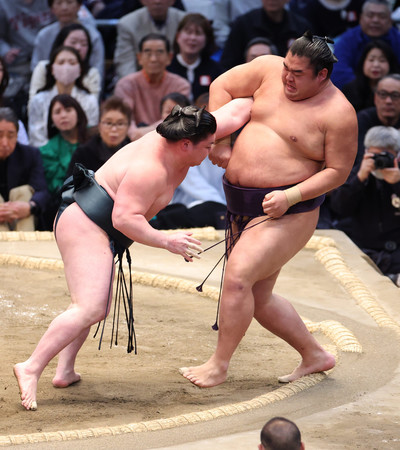 時疾風(左)は寄り切りで湘南乃海を破り勝ち越しを決める=20日、エディオンアリーナ大阪