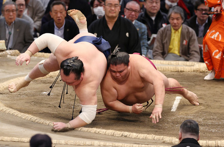 御嶽海(右)は突き落としで宝富士を破る=20日、エディオンアリーナ大阪