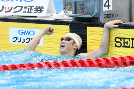 男子50メートルバタフライ決勝で日本新記録を更新し、ガッツポーズする田中大寛=20日、東京アクアティクスセンター
