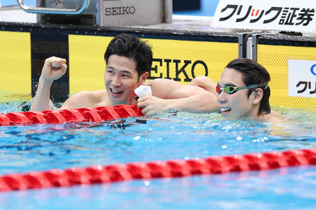 男子５０メートルバタフライ決勝で日本新記録を更新し、ガッツポーズする田中大寛（左）。右は２位の松元克央＝２０日、東京アクアティクスセンター
