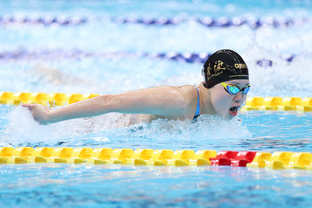 女子100メートルバタフライ決勝で力泳する平井瑞希=20日、東京アクアティクスセンター