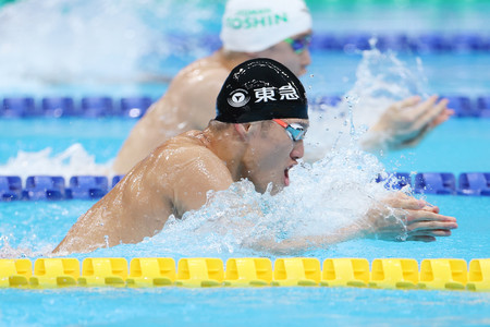 男子100メートル平泳ぎ決勝で力泳する深沢大和=20日、東京アクアティクスセンター