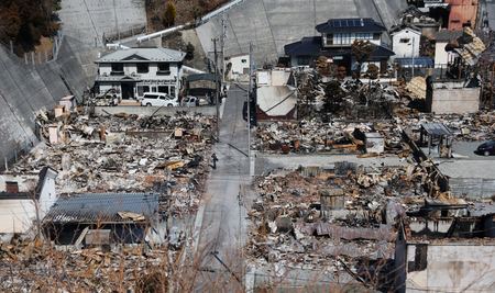 山林火災で焼けた集落=11日、岩手県大船渡市