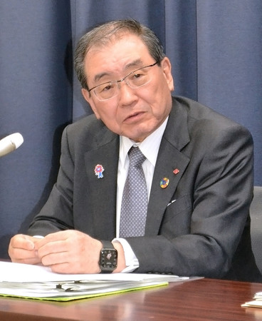 記者会見する財政制度等審議会の十倉雅和会長=9日午後、財務省