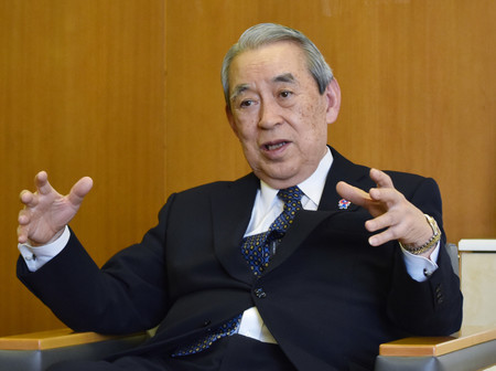 インタビューに応える関西経済連合会の松本正義会長=9日、大阪市北区
