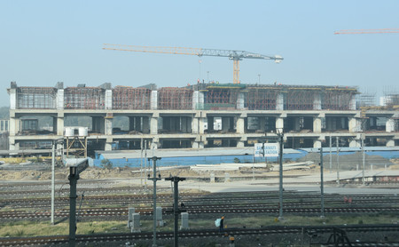 建設工事が進むインド高速鉄道のサバルマティ駅=2024年12月24日、西部グジャラート州アーメダバード