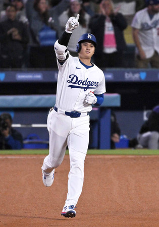 ロッキーズ戦の3回、ソロ本塁打を放ち塁を回るドジャースの大谷=14日、ロサンゼルス