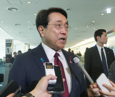 訪米を前に取材に応じる赤沢亮正経済再生担当相=16日午前、東京・羽田空港