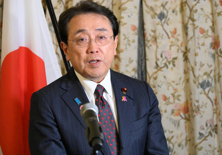 記者会見する赤沢亮正経済再生担当相=16日、米ワシントン