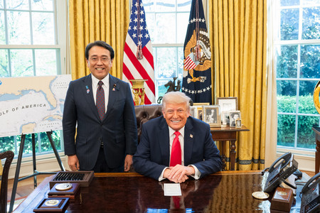 トランプ米大統領(右)と会談した赤沢亮正経済再生担当相(内閣官房のSNSより)