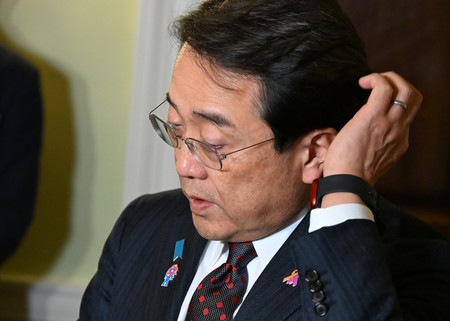 記者団の質問に答える赤沢亮正経済再生担当相=16日、米ワシントン