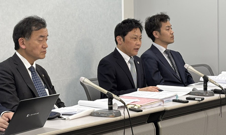 石綿被害を巡る訴訟の判決後、記者会見する原告側弁護団=17日午後、大阪市北区