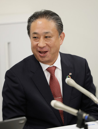 セブン―イレブン・ジャパンの次期社長に決まり、記者会見する阿久津知洋執行役員＝１７日午後、東京・丸の内
