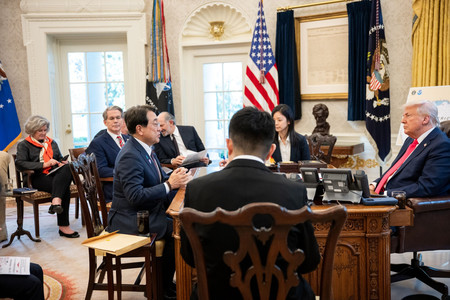 トランプ米大統領(右端)とホワイトハウスで会談する赤沢亮正経済再生担当相(左から3人目)(内閣官房提供)