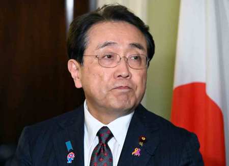 16日、米ワシントンで取材に応じる赤沢亮正経済再生担当相