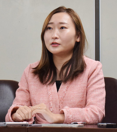 名誉毀損(きそん)訴訟の控訴審判決を受け、記者会見する女性支援団体「Colabo(コラボ)」代表の仁藤夢乃さん=18日午後、東京都千代田区
