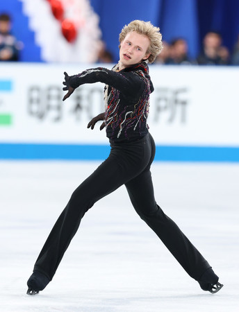 男子フリーで演技するイリア・マリニン(米国)=18日、東京体育館