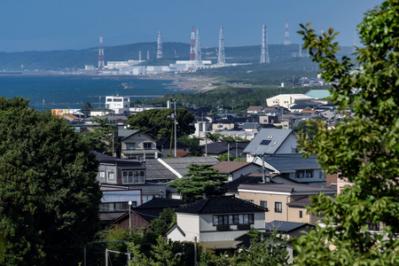 東京電力柏崎刈羽原発(奥)=2024年8月、新潟県(AFP時事)