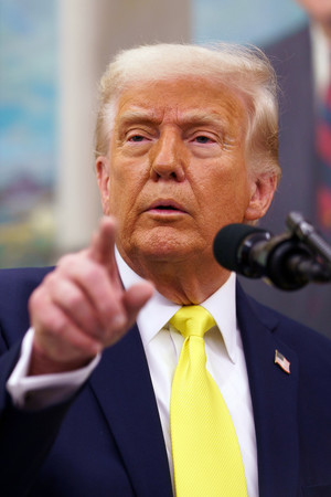 トランプ米大統領=18日、ワシントン(EPA時事)