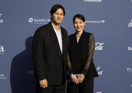 ドジャースの大谷(左)と妻の真美子さん=2024年5月、ロサンゼルス(AFP時事)