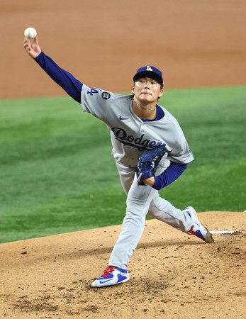 レンジャーズ戦で力投するドジャース先発の山本=18日、アーリントン