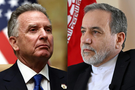 米国のウィトコフ中東担当特使(写真左)とイランのアラグチ外相(AFP時事)