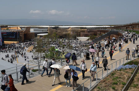 週末を迎え、多くの人でにぎわう大阪・関西万博の会場=19日午後、大阪市此花区