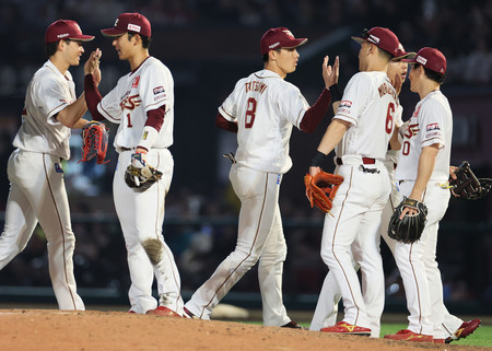 ロッテに勝利し、喜ぶ楽天ナイン=19日、楽天モバイル