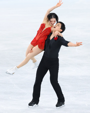 三浦璃来(左)、木原龍一組のフリー演技=19日、東京体育館