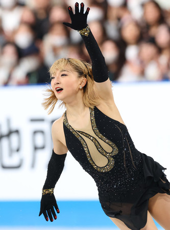 女子フリーで演技する坂本花織=19日、東京体育館
