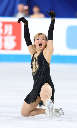 女子フリーで演技する坂本花織＝１９日、東京体育館