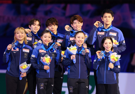 総合得点で2位となり、表彰式で記念撮影する日本の選手たち=19日、東京体育館