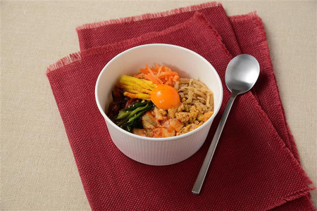 「ナチュラルローソン」で販売するもち麦入りご飯を使った弁当(ローソン提供)
