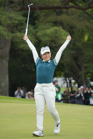 18番、パーパットを沈め、初優勝を決めた佐久間朱莉=20日、熊本空港CC