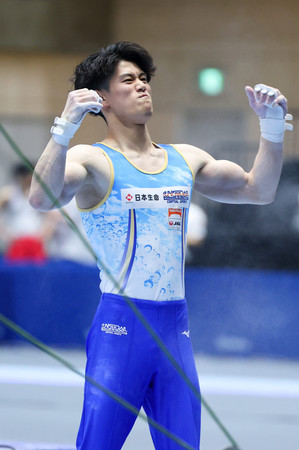 男子決勝で鉄棒の演技を終え、喜ぶ橋本大輝=20日、群馬・高崎アリーナ