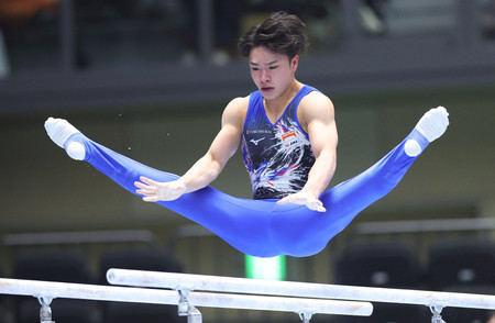 男子決勝で平行棒の演技をする岡慎之助=20日、群馬・高崎アリーナ