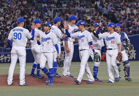 DeNAに勝ち、喜ぶ中日ナイン=20日、バンテリンドーム