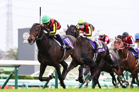 第８５回皐月（さつき）賞を制したジョアン・モレイラ騎乗のミュージアムマイル（左端）＝２０日、中山競馬場
