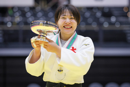 優勝し、皇后杯を手にする田中伶奈=20日、横浜武道館