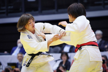 3回戦、寺田宇多菜(右)と組み合う角田夏実=20日、横浜武道館