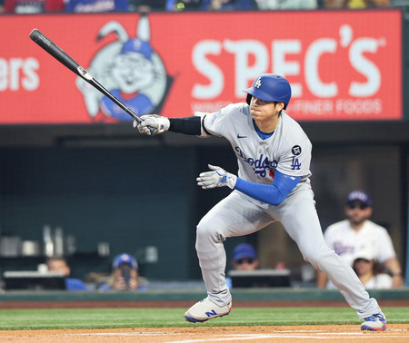 レンジャーズ戦の1回、内野ゴロに倒れたドジャースの大谷=20日、アーリントン
