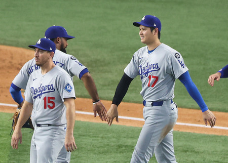 レンジャーズに勝利し、笑顔を見せるドジャースの大谷(右端)ら=20日、アーリントン
