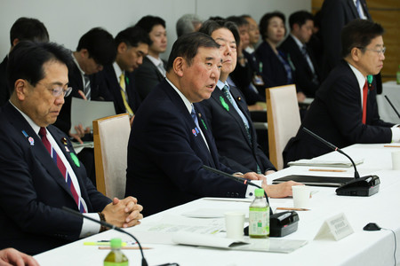 経済財政諮問会議で発言する石破茂首相(中央左)。左端は赤沢亮正経済再生担当相=21日午後、首相官邸