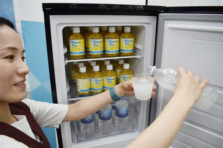 シャープが開発した「アイススラリー」ができる冷蔵庫=22日午前、東京都港区