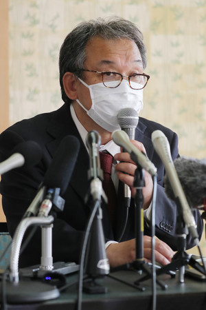 逮捕される前、記者会見する観光船運航会社「知床遊覧船」の社長、桂田精一被告=2022年4月、北海道斜里町