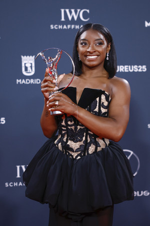 「ローレウス・スポーツ賞」の女子年間最優秀選手賞を受賞した体操女子のシモーン・バイルス=21日、マドリード(EPA時事)
