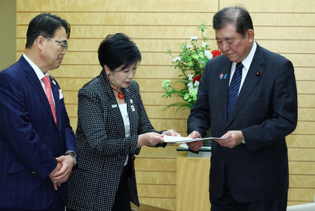 東京都の小池百合子知事(中央)、愛知県の大村秀章知事(左)と会談し、要望書を受け取る石破茂首相=22日午後、首相官邸