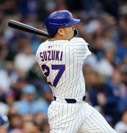 ドジャース戦の1回、2点二塁打を放つカブスの鈴木=22日、シカゴ