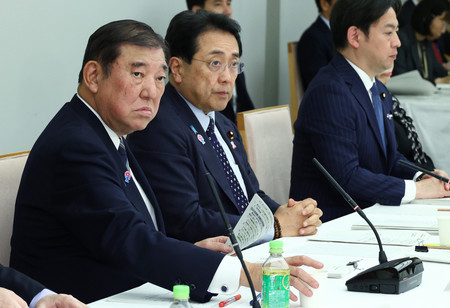 新しい資本主義実現会議に臨む石破茂首相(左端)ら=23日午後、首相官邸
